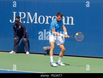 New York, NY - August 23, 2018: Pedro Martinez von Spanien kehrt Kugel während qualifizierender Tag 3 gegen Christian Harrison der USA bei US Open Tennis Meisterschaft an USTA Billie Jean King National Tennis Center Credit: Lev radin/Alamy leben Nachrichten Stockfoto