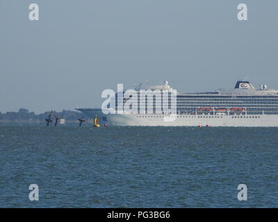 Sheerness, Kent, Großbritannien. 24 rd Aug, 2018. UK Wetter: kreuzfahrtschiff Viking Sun geht auf den Norden der Wrack der SS Richard Montgomery an einem sonnigen Morgen in Sheerness, Kent mit einem leichten Schauer in die Luft am Morgen. Credit: James Bell/Alamy leben Nachrichten Stockfoto