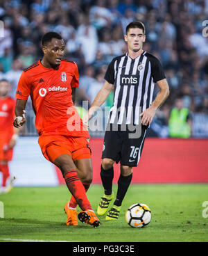 Partizan Stadion, Belgrad, Serbien. 23. August 2018. Tag-/Nachtzyklus Larin von Besiktas passt den Ball Credit: Nikola Krstic/Alamy leben Nachrichten Stockfoto