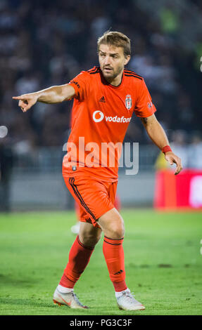 Partizan Stadion, Belgrad, Serbien. 23. August 2018. Caner Erkin von Besiktas Gesten Credit: Nikola Krstic/Alamy leben Nachrichten Stockfoto