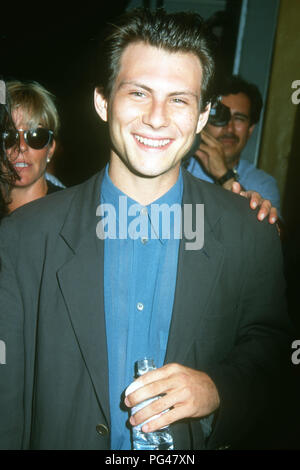 WESTWOOD, CA - 29. Juli: Schauspieler Christian Slater besucht die 'Buffy, die Vampirjägerin" Westwood Premiere am 29 Juli, 1992 bei Mann's Village Theater in Westwood, Kalifornien. Foto von Barry King/Alamy Stock Foto Stockfoto