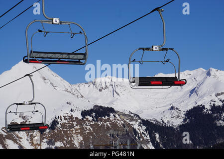 Bunte leer Skilift liegen in der hohen Gipfel der Französischen Alpen auf einem klaren blauen Wintertag Stockfoto