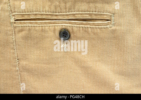 Gewebe der Cord Hosen als Hintergrund. Tasche in Hosen Nahaufnahme. Textur von Beige samt Kleidung. Stockfoto