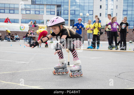 Belarus, Gomel, 24. Juni 2018. Central Park. Kinder- Wettbewerbe in Rollschuhen Stockfoto