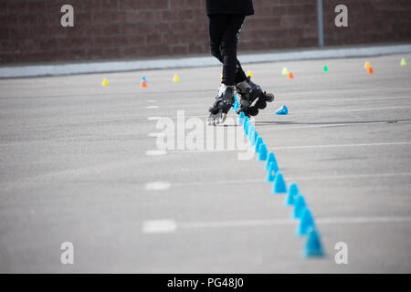 Wettbewerbe in der Rolle Sport. Rollschuhe und spezielle Chips Stockfoto