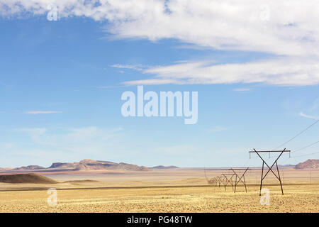 Stromleitungen durch die Namibwüste, Namibia Stockfoto