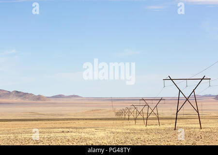 Stromleitungen durch die Namibwüste, Namibia Stockfoto