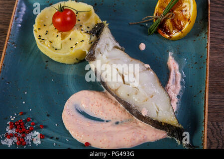 Heilbutt-filet mit mushed Kartoffel und Sauce Stockfoto