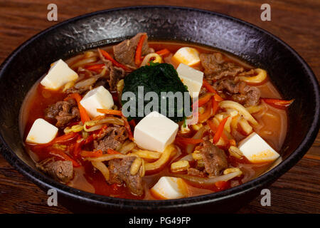 Japanisch Suppe Ramen mit Tofu und Rindfleisch Stockfoto