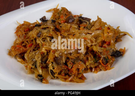 Kohl mit wilden Wald Pilze Stockfoto