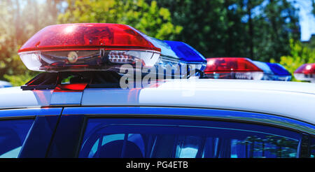 Patrol Polizeiauto mit schönen Not Sirenen leuchten. Kanadische Polizisten in traffic control Aktivität. Eine Razzia der Polizei verhaftet und Stoppen des Verbrechens d Stockfoto