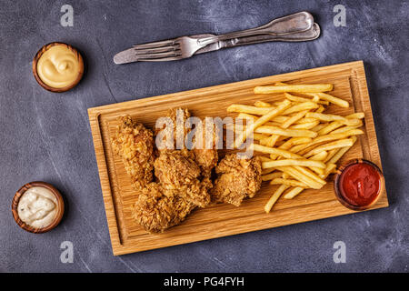 Fried Chicken Wings mit Pommes frites, Ansicht von oben. Stockfoto