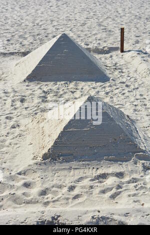 Am Strand am Schwarzen Meer wurden tagsüber zwei Pyramiden aus weißem Sand und Muscheln gebaut Stockfoto