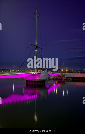 Pont y Ddraig Fußgängerbrücke in der Abenddämmerung, Rhyl Hafen, an der Küste von Nordwales Stockfoto