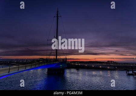 Pont y Ddraig Fußgängerbrücke in der Abenddämmerung, Rhyl Hafen, an der Küste von Nordwales Stockfoto