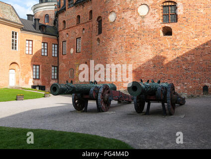 Schloss Gripsholm, Schweden am 11. Mai 2018. Blick auf den Innenhof. Ältere Canon russischer Abstammung. Gebäude, weg. Leitartikel Stockfoto