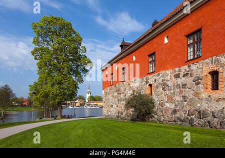 Schloss Gripsholm, Schweden am 11. Mai 2018. Blick auf den Park rund um das Schloss. Im Hintergrund Mariefred. Redaktionelle Verwendung. Stockfoto