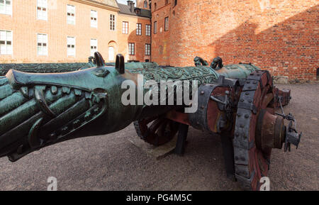 Schloss Gripsholm, Schweden am 11. Mai 2018. Detailansicht der alten Canon russischer Abstammung. Gebäude, Mauern. Redaktionelle Verwendung. Stockfoto