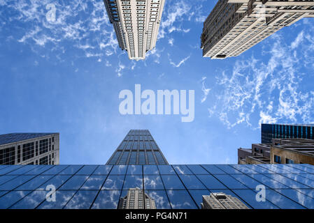 New York City, USA - Juni 21, 2018: Geringer Betrachtungswinkel von 432 Park Avenue, Gebäude und andere Wolkenkratzer gegen den blauen Himmel Stockfoto