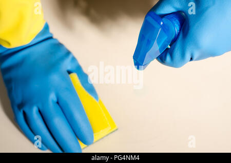 Hände in Handschuhe Reinigung der Oberflächen von keramischen Fliesen, sichere und hygienische Reinigung, das Haus sauber halten Stockfoto