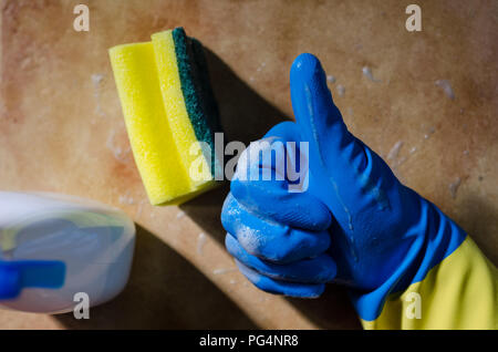 Hände in Handschuhe Reinigung der Oberflächen von keramischen Fliesen, sichere und hygienische Reinigung, das Haus sauber halten Stockfoto