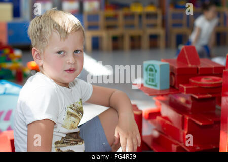 Belarus, Gomel, 29. Mai 2018. Der Kindergarten liegt zentral. Tag der offenen Tür. ein Junge im Kindergarten spielt in einem hölzernen Konstruktor Stockfoto