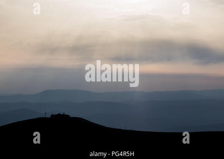 Blick auf Serrasanta Hermitage (Umbrien, Italien) auf einem Berg, mit verschiedenen anderen Berge Schichten im Hintergrund Stockfoto