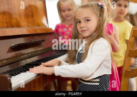 Belarus, Gomel, 29. Mai 2018. Der Kindergarten liegt zentral. Tag der offenen Tür. Kind spielt Klavier. Vorschule Musik Bildung für Kinder Stockfoto