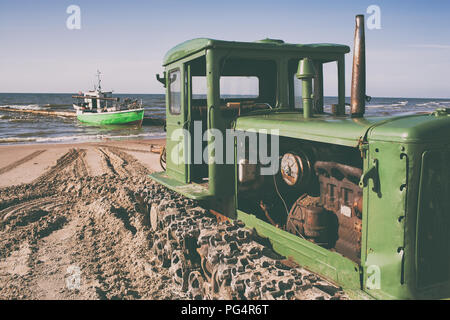 Traktor auf den Strand hilft Fischer Stockfoto