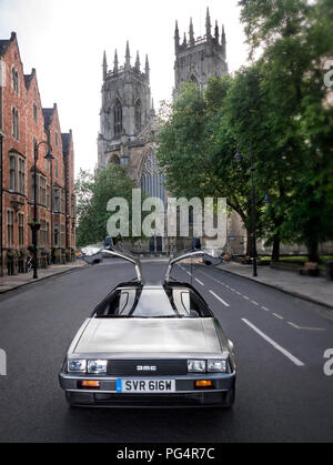 1981 DeLorean DMC-12 in der Nähe von York Minster York GROSSBRITANNIEN Stockfoto