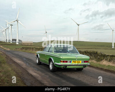 1972 BMW CSL durch eine Windkraftanlage Farm Whitley Road South Yorkshire UK Stockfoto