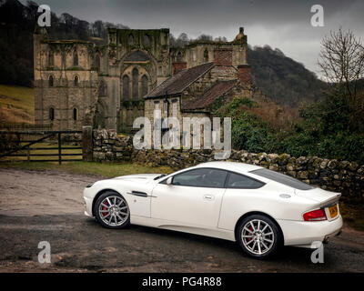 2004 Aston Martin Vanquish an Rievaulx Abbey North Yorkshire Stockfoto