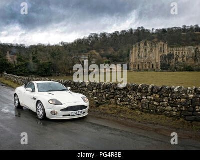 2004 Aston Martin Vanquish an Rievaulx Abbey North Yorkshire Stockfoto