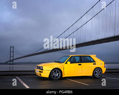 1995 Lancia Delta Integrale unter die Humber Bridge Stockfoto