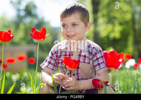 Porträt eines kleinen Jungen mit Tulpen Stockfoto