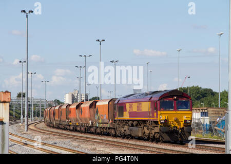Ein EWS-Class 66 Diesel Lokomotive Nummer 66082 wartet von Acton Hof mit einem beladenen Güterzug von Zuschlagstoffen zu verlassen. Acton Main Line. Stockfoto