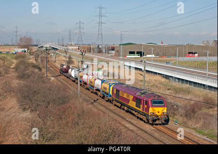 Ein EWS-Class 67 diesel Lok67007 Arbeiten eines intermodalen Güterverkehr der Zug nähert sich Purfleet nachdem sie unter den HS1-Linie. Stockfoto