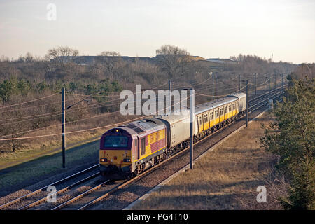 Ein EWS-Class 67 diesel Lok67004 mit der Klasse 508 unter der Nummer 508207 im Schlepptau im Vorbeigehen Krone Seen Country Park in der Nähe von Peterborough. Stockfoto