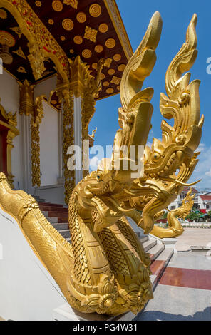 Schöne Naga am Eingang zu einem buddhistischen Tempel in Vientiane, Laos Stockfoto