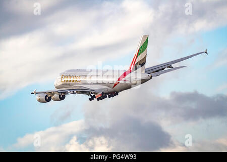 Emirates Airbus A 380-861 A6-EER weg von Manchester Airport in Dubai Stockfoto