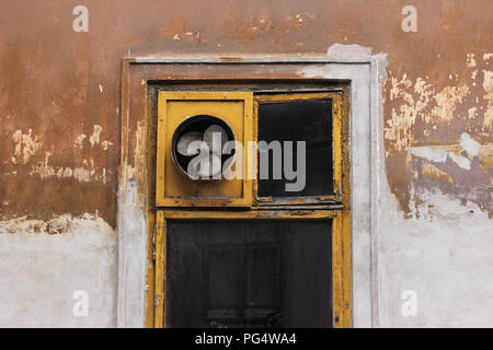 Alte Gebläse auf alten Fenster. Stockfoto