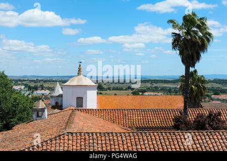 Blick über die roten Dächer von Evora und die umliegende Landschaft, Alentejo, Portugal, Stockfoto