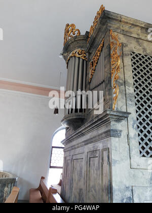 Orgel Seitenansicht innerhalb der katholischen St. Bartholomaeus Kirche in Roedelsee Bayern Stockfoto