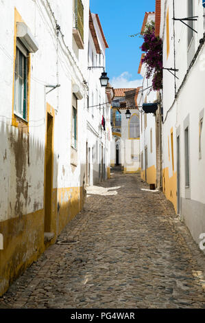 Enge Straße, historischen Zentrum von Évora, Alentejo, Portugal Stockfoto