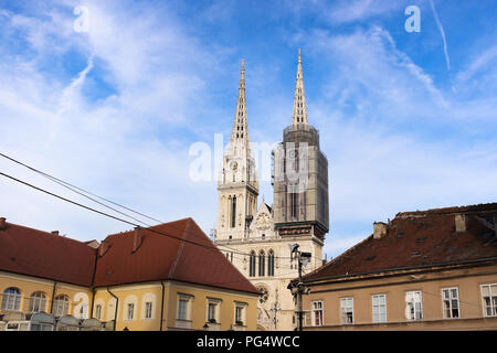 Kathedrale von Zagreb aus gesehen den Dolac-markt. Stockfoto