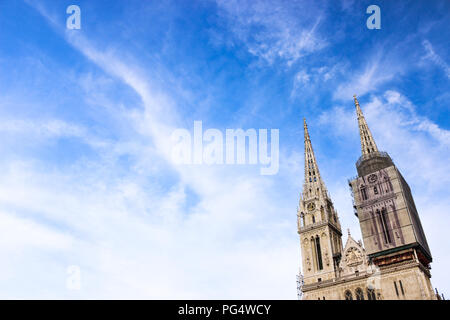 Zagreb Kathedrale mit blauem Himmel im Hintergrund Stockfoto