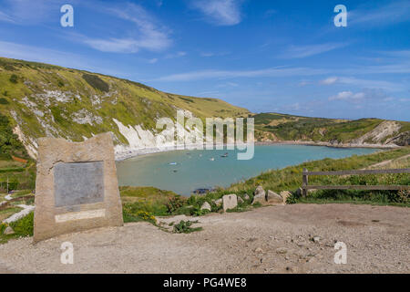 UNESCO-Weltkulturerbe Plakette mit Blick auf Lulworth Cove auf der Jurassic Coast, Dorset, England. Stockfoto