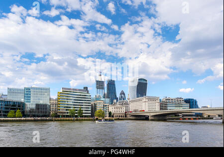 Panoramablick auf das Nordufer der Themse, London Financial District mit ikonische moderne und historische Gebäude und der London Bridge Stockfoto