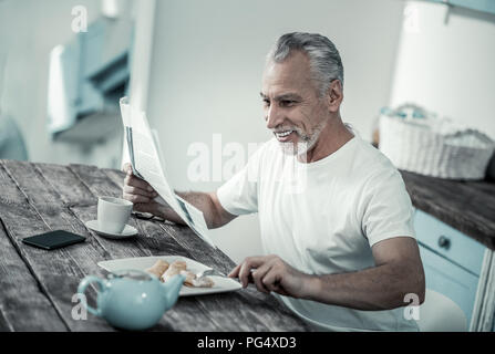 Positiv erfreut man morgen Entspannen Stockfoto