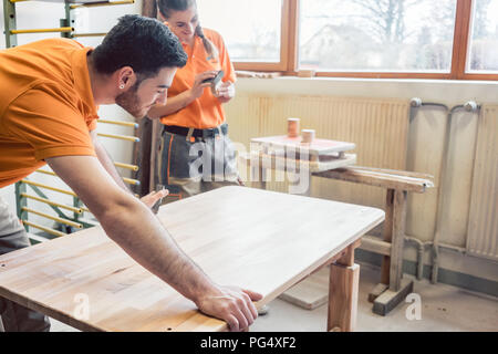 Team oft werde Schreiner arbeiten auf einem Tisch Stockfoto